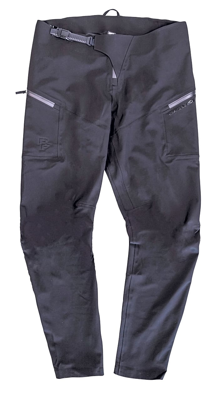   Race Face Conspiracy Pants >> z. B. <a href="https://www.awin1.com/cread.php?awinmid=14353&awinaffid=471469&clickref=B+Race+Face+Conspiracy+Pants&ued=https%3A%2F%2Fwww.decathlon.de%2Fp%2Fmp%2Frace-face%2Frace-face-conspiracy-pants-black%2F_%2FR-p-36a11a44-fe24-443e-8c3e-cbfb7d82b7ae" target="_blank" rel="noopener noreferrer nofollow">bei Decathlon</a> *