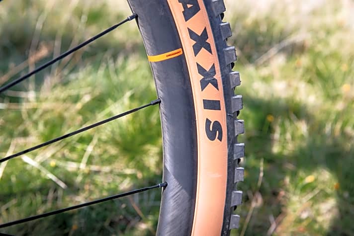   Die Mavic Crossmax XLR Carbon-Laufräder sind leicht und verhelfen dem KTM Touren-Fully zu einem leichtfüßigen Antritt.