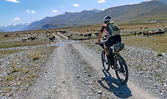   1800 Kilometer durchs karge Kirgisistan. Beim Silk Road Mountain Race ist jeder auf sich allein gestellt. Seite 98