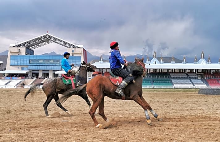   Kok Boru ist der kirgisische Nationalsport. Jeweils vier Reiter kämpfen um eine echte, 35 Kilogramm schwere Ziege und müssen sie in ihre Zielzone transportieren. Ungewöhnlich für europäische Augen und beinahe Pflicht für Besucher ist es, ein Spiel zu besuchen. Ein Erlebnis für alle, die dem vorurteilsfrei gegenübertreten.
