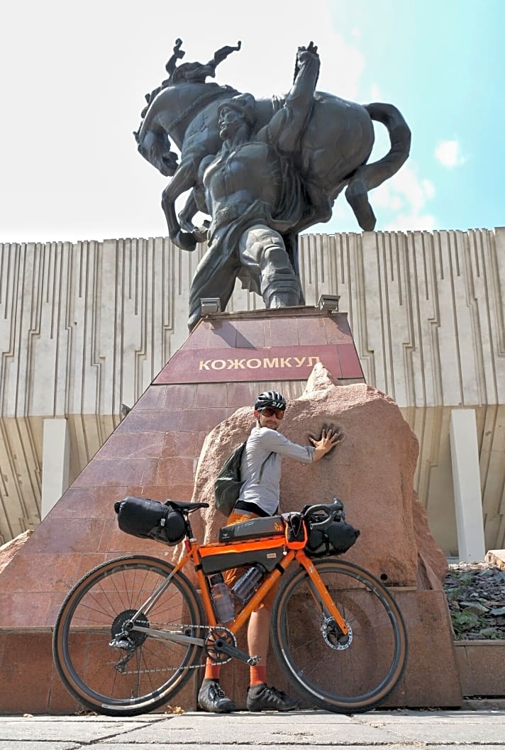   Kirgisisches Nationalsymbol. Der kirgisische Ringer Kozhomkul trägt sein Pferd auf den Schultern. Die Statue steht in der Hauptstadt Bischkek vor dem Sportpalast. Der echte Kozhomkul lebte von 1888 bis 1955.