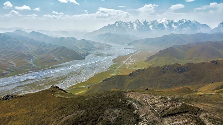   Manchmal lohnt es sich, inne zu halten und den Blick über die atemberaubende Landschaft des Tian-Shan-Gebirges schweifen zu lassen – trotz langen Tagen im Sattel.