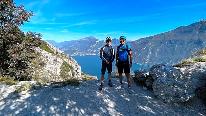   DK-Geschäftsführer Nils Oberschelp auf MTB-Tour an der Ponale-Straße mit Oskar Schwazer, dem Geschäftsführer vom Garda Trentino-Tourismus.