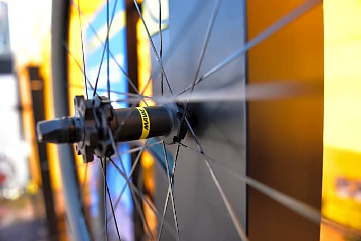   Mit Laufrädern von XC bis Downhill konzentriert sich Mavic für 2022 auf seine Kernkompetenz. Die Laufräder werden alle in Frankreich gefertigt, wodurch sich Mavic unabhängiger machen will von den Lieferschwierigkeiten aus Fernost.