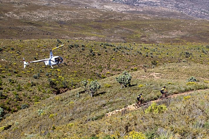   Typisch Cape Epic: Über staubige Rüttelpisten und Singletrails geht's durch einsame, südafrikanische Bergregionen.