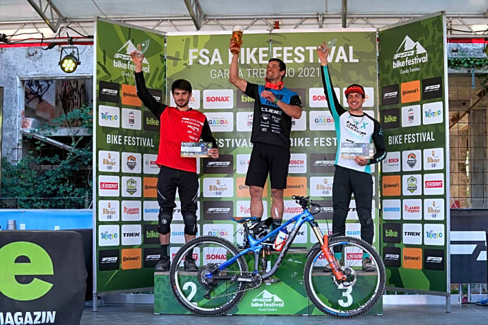   Das Podium der Elite-Klasse beim Enduro-Rennen: Sieger Gusti Wildhaber (Cube Action Team) in der Mitte, links Davide Dalpian und Christian Löffler vom Hibike Gravity Team.