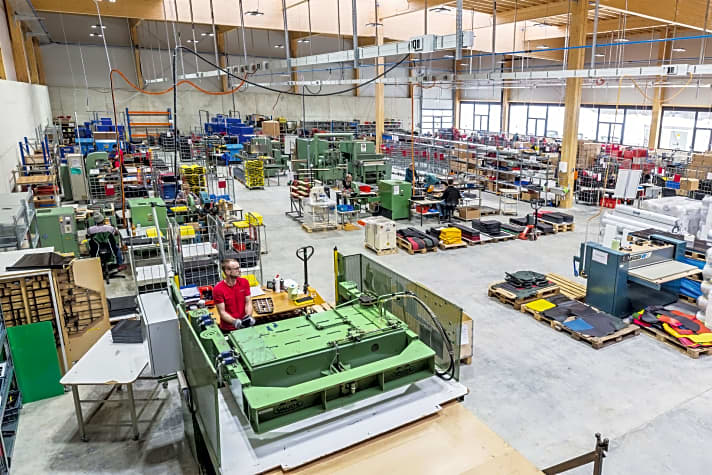   Die Produktion der robusten Reisetaschen erfolgt direkt am Firmensitz in Tettnang. Dort wird mit 100% Öko-Strom gearbeitet.