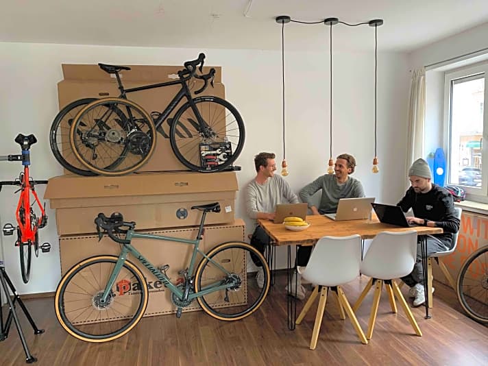 Zo is het allemaal begonnen: Florian, Theo en Jonas (van links) lanceren in 2021 hun online marktplaats Buycycle - toen nog als .de-website; Nu als buycycle.com