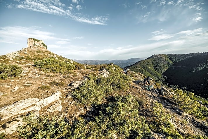   Sagenumwoben: der Perda-Liana-Felsen in der Nähe von Ulassai. Solche Sardinien-Highlights und die Trails drumrum findet man besser mit Guide oder GPS.