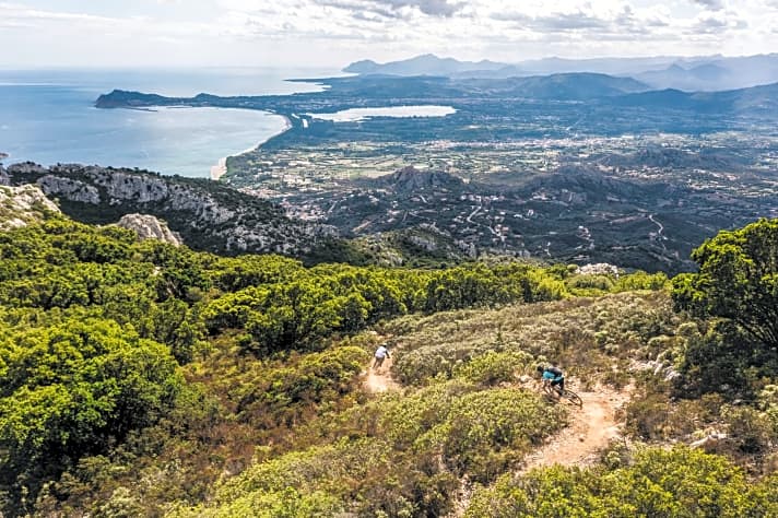   Perfekte Kurven: Das Trail-Finale der Baunei-Tour endet direkt am Badestrand. Weitere Traum-Trails auf Sardinien führen durch die einzigartigen Bergformationen im Landesinneren. Seite 6