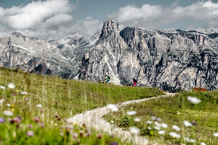   Panoramatraum Die schönsten Touren in den Dolomiten? Unser Revier-Guide aus Alta Badia stellt drei von ihnen vor. Seite 110