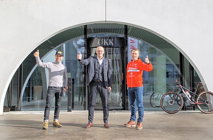   Nino Schurter, Stefan Schena (CEO ÖKK) und Ralph Näf (von links) sind die Initiatoren für die neue Rennserie in der Schweiz.