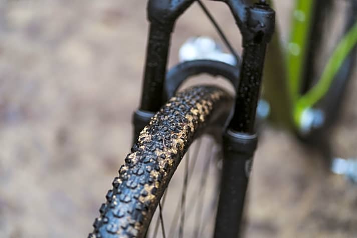   Merida Big.Nine 400: In Verbindung mit den schmalen Felgen fallen auch die fein profilierten Reifen schmaler aus.