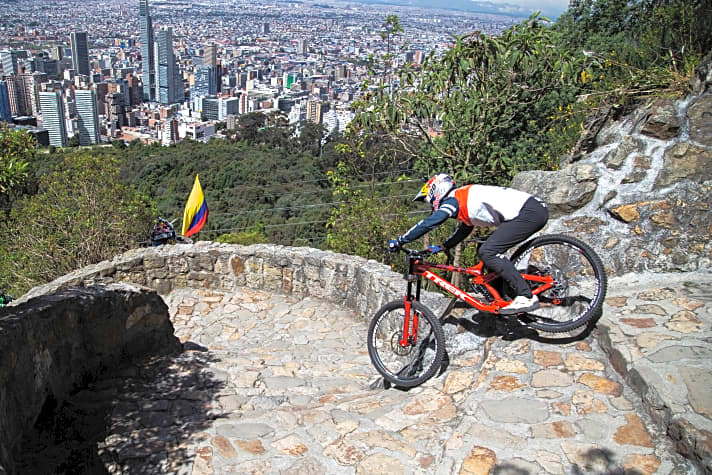   Rüttelpartie: 1605 Stufen schütteln die Fahrer ordentlich durch. Im Hintergrund: das Stadtzentrum von Bogota.