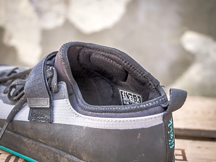   Nicht nur Optik: Viele Trail-Schuhe sind an der Knöchel-Innenseite etwas erhöht. Kontakt mit den Kurbeln oder dem Rahmen führt so nicht gleich zu blutigen Schrammen.