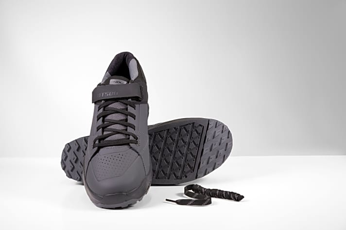   Der MT500 Burner Flat Schuh kommt mit dreigeteilter Sohle. Im Zehen- und Fersenbereich ist die Gummimischung auf Langlebigkeit ausgelegt, im Mittelteil sorgt eine weichere Mischung für Grip auf dem Pedal.