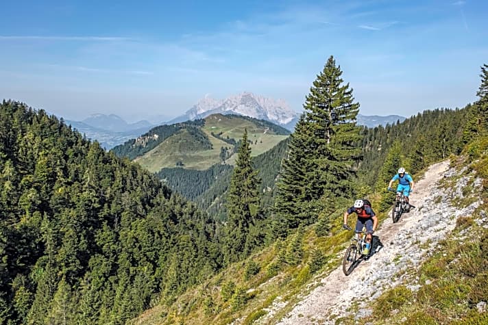   Flowtrails statt Steilabfahrt: Die Region rund um Kitzbühel mausert sich zur Spielwiese für Mountainbiker. Seite 102