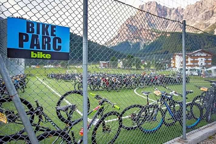   Parc fermé: Überwachungs-Service für die Bikes der BIKE-Transalp-Teilnehmer/-innen.