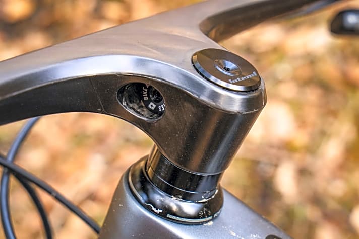   Die Lenker-Vorbau-Einheit von Bike Ahead (The Unit) fügt sich genau wie die Laufräder perfekt in die Optik des Rahmens ein und hilft, das Gewicht zu drücken. Die Schaftklemmung ist im Vorbau integriert.