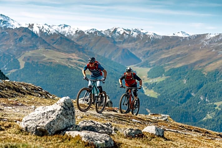   Ideale Allrounder: Wer anspruchsvolle Trails in den Bergen selbst erklimmen will, ist mit diesen Touren-Bikes um 150 Millimeter Federweg bestens bedient. Seite 38