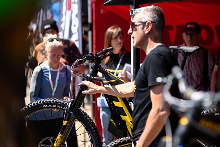   Stefano Migliorini ist einer der Gründer von Thok. Der ehemalige Weltklasse-Downhiller, ließ es sich nicht nehmen, das Thok TK01 LTD Yellow persönlich auf dem Festivalgelände vorzustellen.