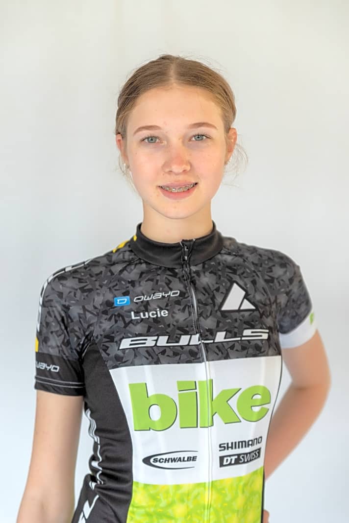   Aus der Talentschmiede der Bikesportbühne Bayreuth kommen die Geschwister Lucie Hückmann und ihr Bruder Elias: Lucie konnte sich nach einer erfolgreichen Saison 2021, in der sie konstant auf dem Podest zu finden war, für das Team empfehlen.