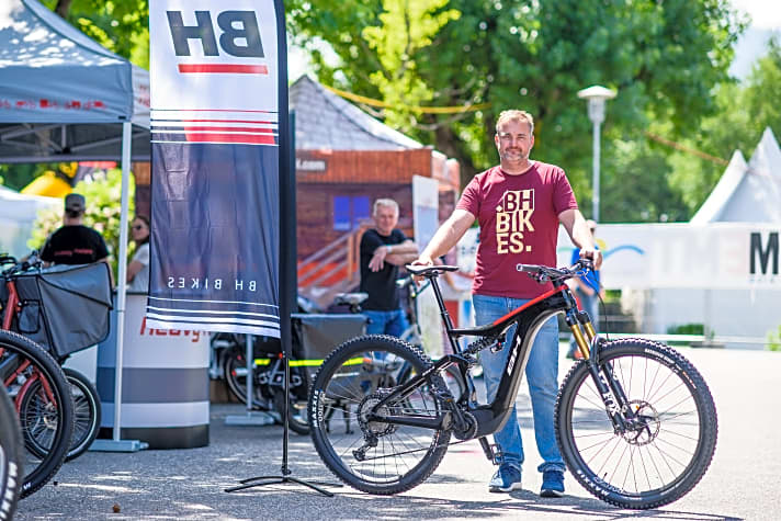   Gerd Hirschenberger von BH Bikes Österreich präsentiert stolz <a href="https://www.bike-magazin.de/emtb/e_mtb_news_neuheiten/bh-atomx-carbon-2022" target="_blank" rel="noopener noreferrer nofollow">das neue Atom X</a> . Das Carbon All Mountain ist beim E-Motions Festival fast erstmalig öffentlich ausgestellt.