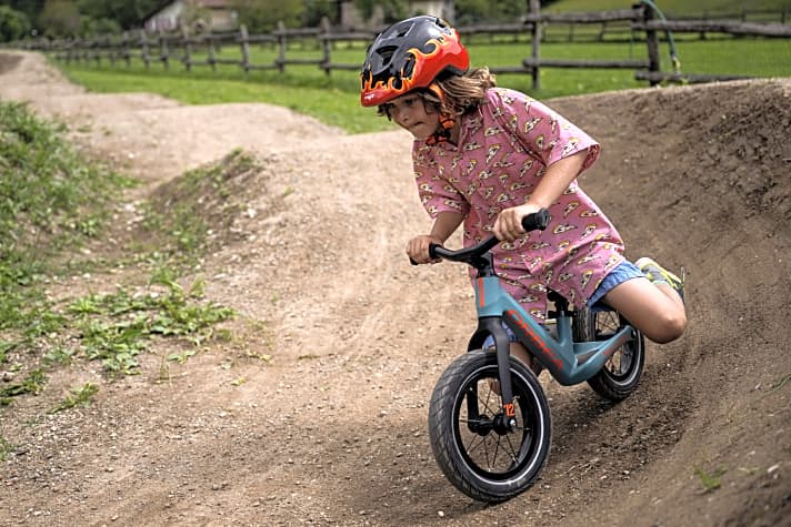   Für die Bikerinnen der Zukunft: Den Met Hooray gibt es mit und ohne Mips-System.