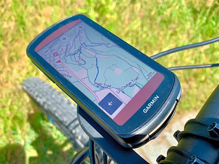   Je nach gewähltem Aktivitätsprofil werden beliebte Strecken auf der Garmin-Karte farbig hervorgehoben. Bekannte Trails zieht sich der Edge 1040 über die vorinstallierte Trailforks-Karte.