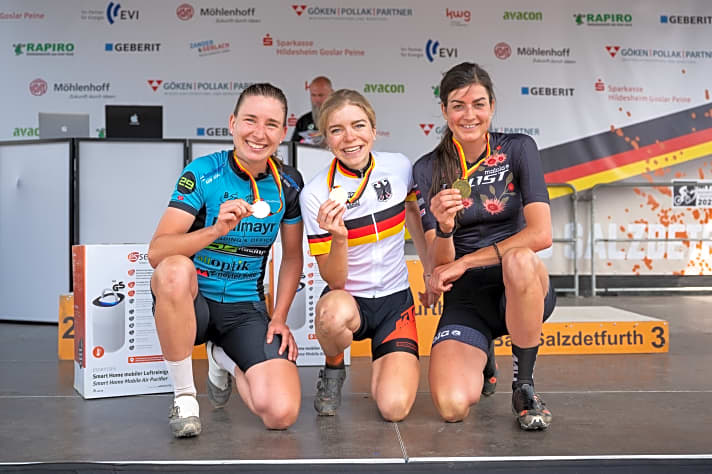   Die schnellsten Cross-Country-Bikerinnen Deutschlands 2022 (v. l. n. r.): Lia Schrievers, Leonie Daubermann, Nadine Rieder.