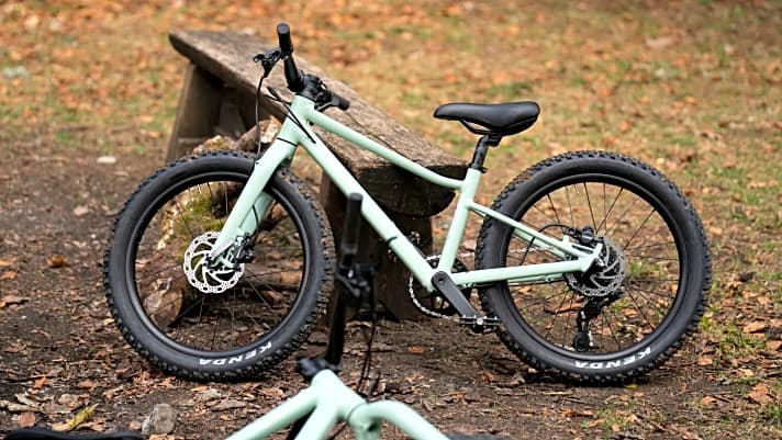   Ausgerüstet mit 2,4 Zoll breiten Reifen und hydraulischen Scheibenbremsen soll das 20-Zoll-Kinderrad von Scor Kids fürs Gelände begeistern.