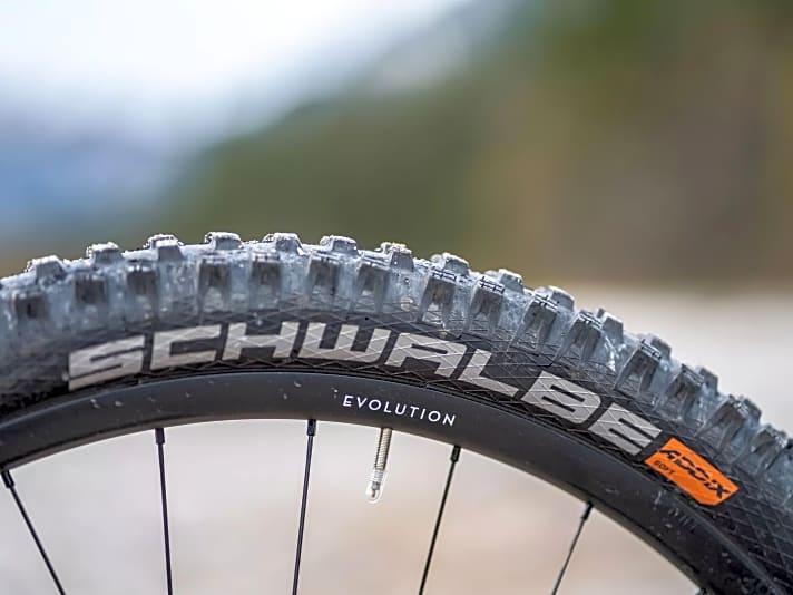 Griffige Schwalbe-Reifen mit gutem Pannenschutz auf leichten Newmen-Laufrädern – eine starke Kombi.
