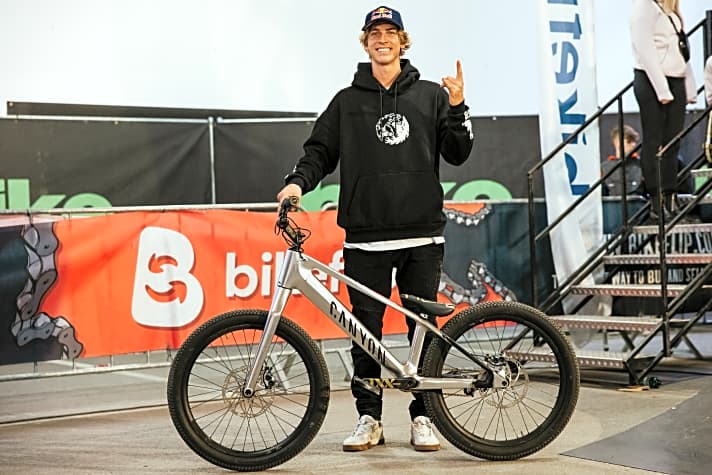 Darf nicht fehlen: Fabio Wibmer mit seinem Canyon Stitched CFR Trialbike.
