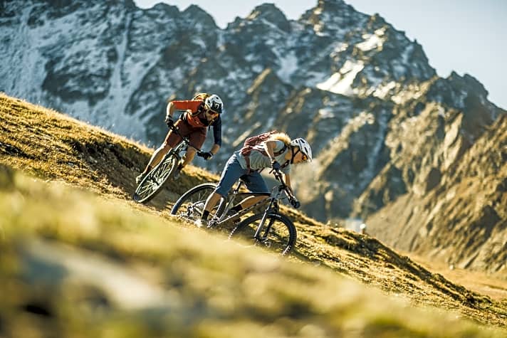 Mountainbikes für 1000 Euro leiden häufig an Übergewicht. Bergab tritt das Gewicht eher in den Hintergrund. 