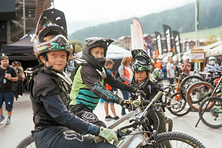 Junge Expertengruppe: Die Kids können sich im Bikepark austoben. Das BIKE Festival Saalfelden Leogang vom 16.-18.09.2022 ist ein Fest für die ganze Familie.