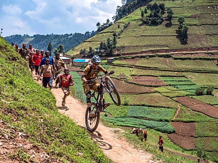 Anfeuernde Kinder gehören in Ruanda einfach dazu. Ludo May bedankt sich dafür mit ein paar Extra-Stunts. 