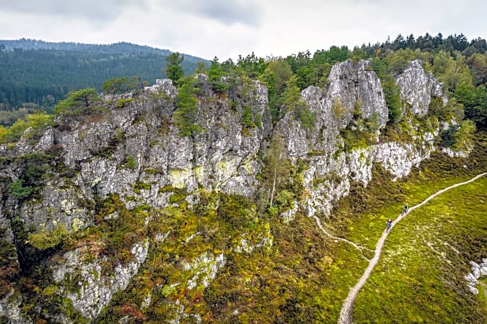 De 163 kilometer lange Pandurensteig tussen Cham en Passau leidt buiten de gebaande paden door het Beierse Woud. Maar niet onspectaculair, maar langs opvallende rotswanden.
