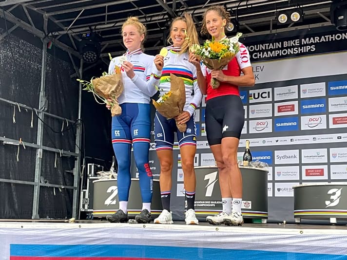 Annie Last holt Silber (links), Pauline Ferrand-Prévot sichert sich ihren nächsten Weltmeistertitel (Mitte) und Bronze geht an Jolanda Neff aus der Schweiz.