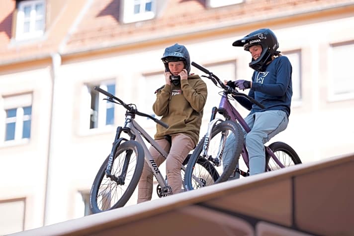 Première: Patricia Druwen (links) tijdens de Red Bull District Rides in Neurenberg. Naast de deur: Slopestyler Kathi Kuypers.