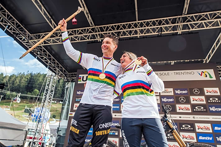 Wer Greg Minnaar (links) und Myriam Nicole, die amtierenden Downhill-Weltmeister im Mountainbiken, ablöst, wird am Samstag in Les Gets entschieden. |  Bartek Wolinski, Red Bull Content Pool