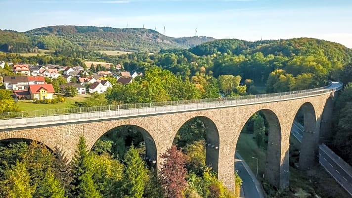 Talbrücke Oberkirchen im Sankt Wendeler Land: Das ehemalige Eisenbahnviadukt ist eine der größten Steinbrücken Deutschlands. Heute liegen hier keine Schienen mehr, stattdessen passieren Radfahrer und Wanderer die Brücke auf dem Fritz-Wunderlich-Weg.