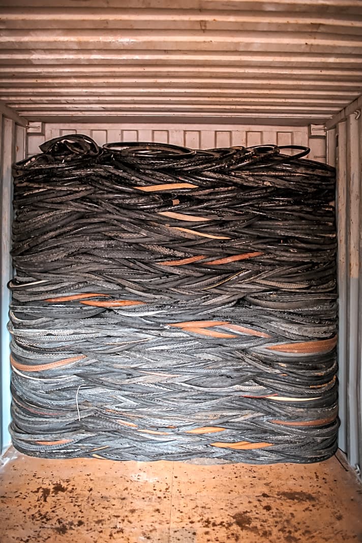 Alte Reifen bis zum Dach. Nur ein Teil der 20 000 angesammelten Reifen von Händler Ingo Ruhland, die vom Logistiker Emona abgeholt wurden.