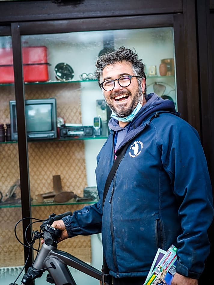 Francesco vor seinem Laden “Eco Bike” - ein Haushaltswaren-Geschäft mit E-MTB-Verleih.