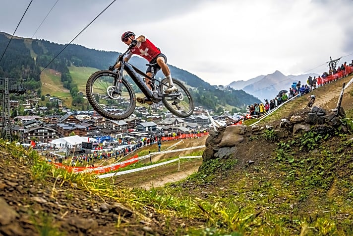 Neben krassen Hindernissen in den Anstiegen bot die WM-Strecke in Les Gets auch bergab jede Menge Action. Der drittplatzierte Schweizer Joris Ryf konnte mit viel Luft unterm Reifen auf dem Bikepark-Parcours gut umgehen.