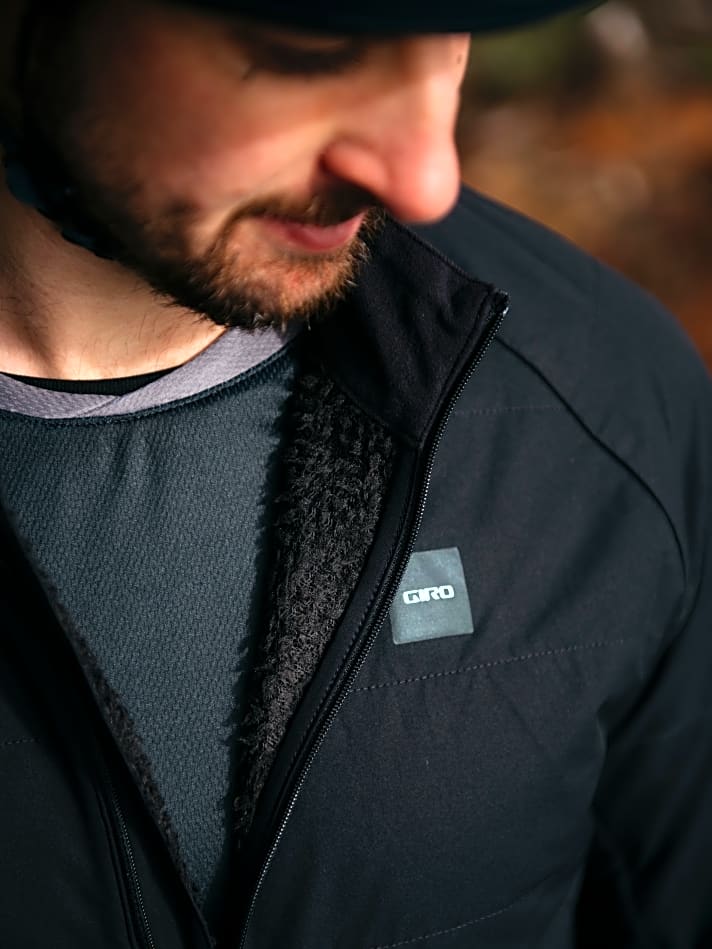 Die Cascade Insulated Jacke von Giro besteht zu mindestens 50 % aus recyceltem Kunststoff und verfügt über strategisch platzierte Windabweiser.