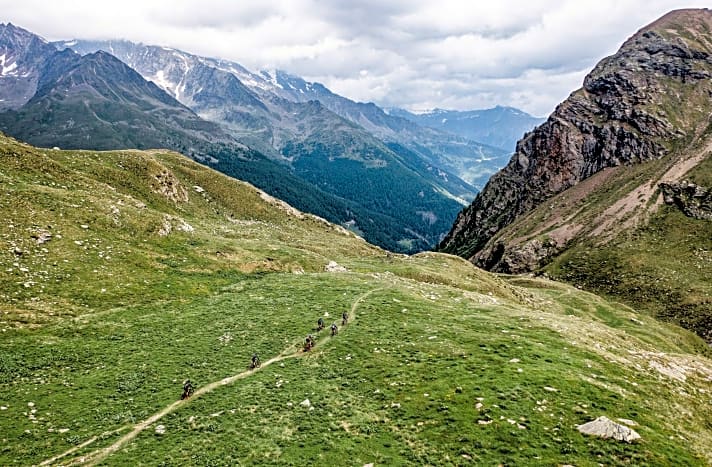 Mit Blick in die südlichen Ausläufer des Stilfserjoch-Nationalparks rollt sich der Supertrail Richtung Val di Sole hinunter aus. Oben noch hochalpin und sanft, nach der Geländestufe aber zunehmend zackiger, stufiger und verblockter.