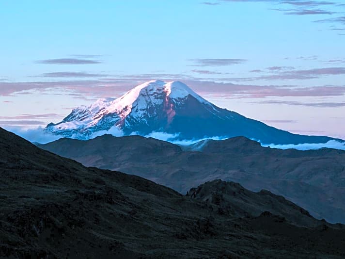 Der Vulkankegel des Chimborazo erhebt sich nahe des Äquators. Bis auf 4300 Meter Höhe führt eine Asphaltstraße, den Rest erkämpft man sich selbst. Danach: 40 Kilometer Trail-Abfahrt.