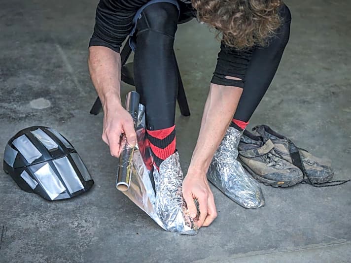 Warm von Kopf bis Fuß: Eine Lage Alufolie hilft gegen kalte Füße beim Winter-Biken, Klebeband gegen die Zugluft am Kopf. | .