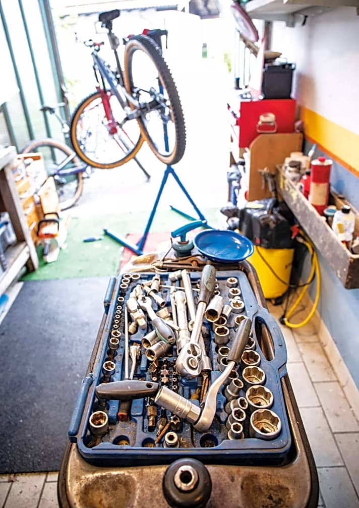 Neben den Bikes schraubt Julia mit Leidenschaft auch an alten Autos. Deshalb finden sich in ihrer Werkstatt auch ein paar wuchtigere Werkzeuge. 