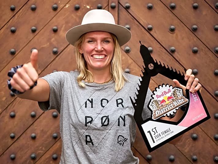 Kathi Kuypers freut sich über die Auszeichnung “1st ever female” beim Red Bull District Ride 2022 